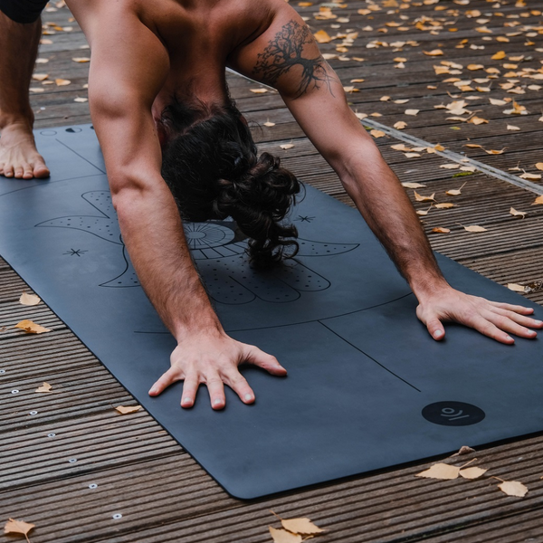 Pies z głową w dół (Adho Mukha Svanasana)