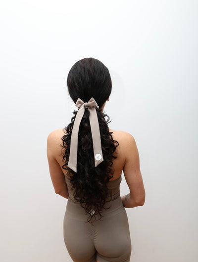 beżowe scrunchie do włosów na jogę pilates fitness