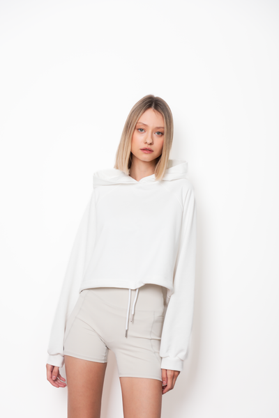 biała bluza oversize