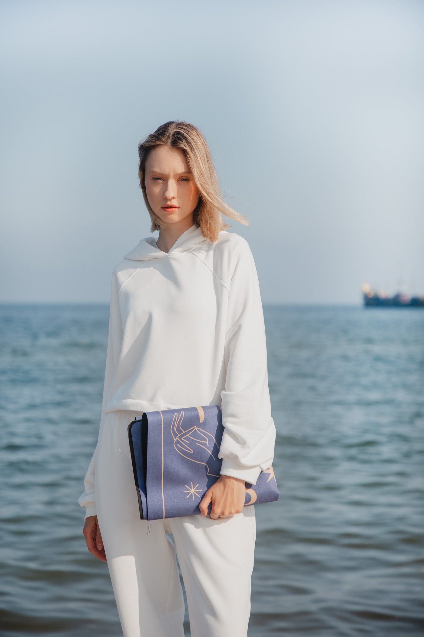 biała bluza sportowa do jogi pilates fitness