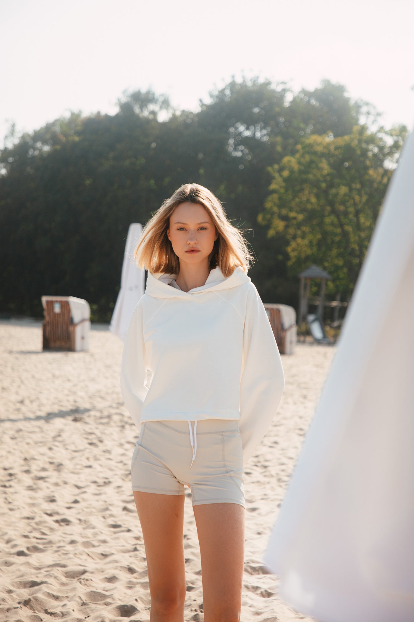 biała krótka bluza hoodie