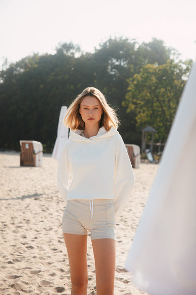 biała krótka bluza hoodie