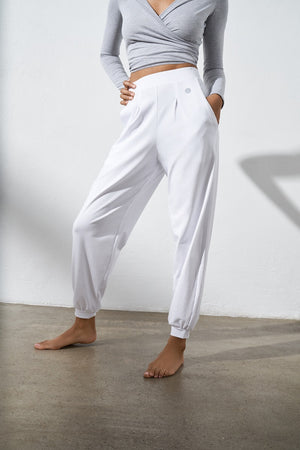 białe-spodnie-dresowe-do-jogi