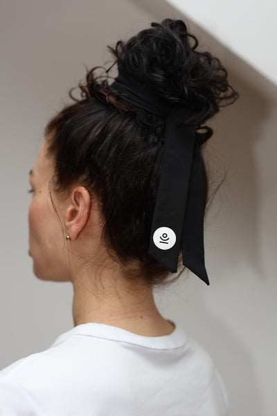 czarna scrunchie do włosów z kokardą