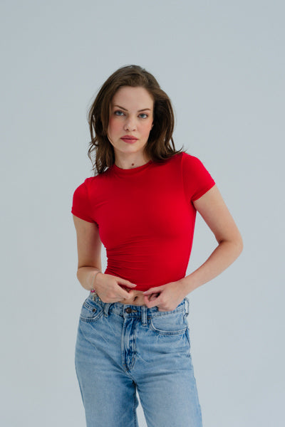 czerwony elastyczny crop top sportowy do jogi