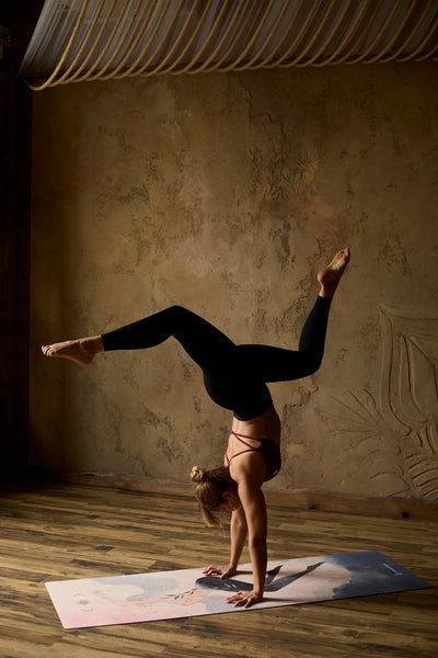 granatowo beżowa mata do jogi