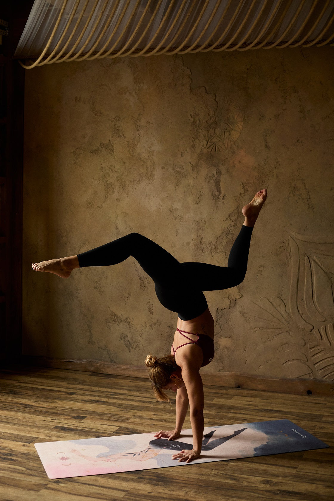 granatowo beżowa mata do jogi podróżna