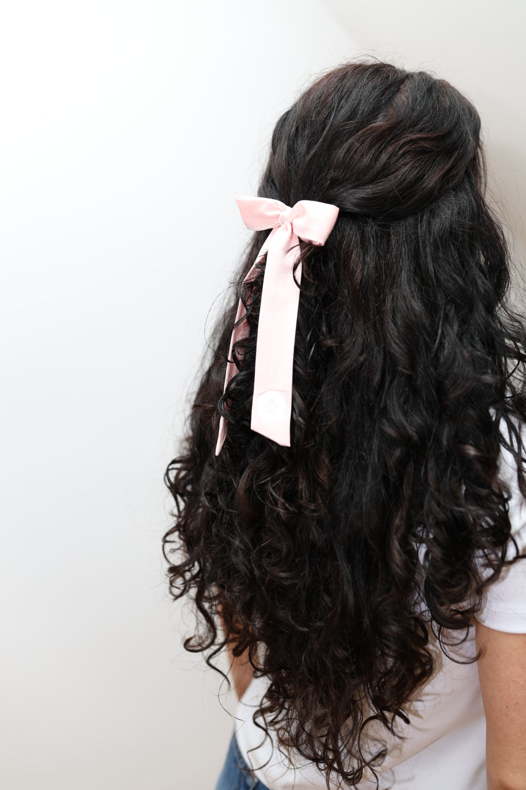 różowa gumka do włosów scrunchie