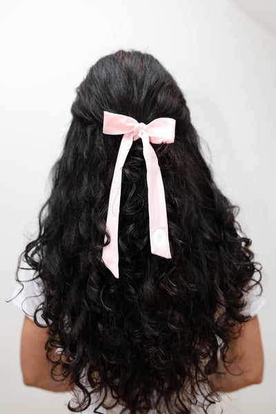 różowa gumka do włosów scrunchie z kokardą