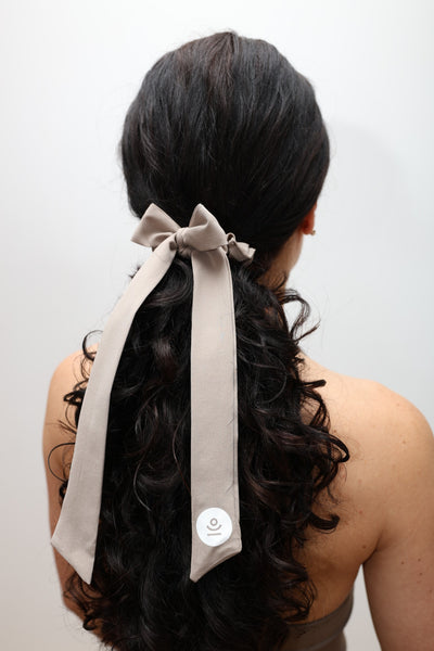 scrunchie z kokardą gumka do włosów do jogi kolor szampański